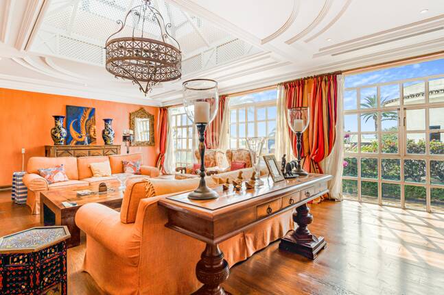 Atemberaubende Strandvilla in der besten Lage von Oasis Club