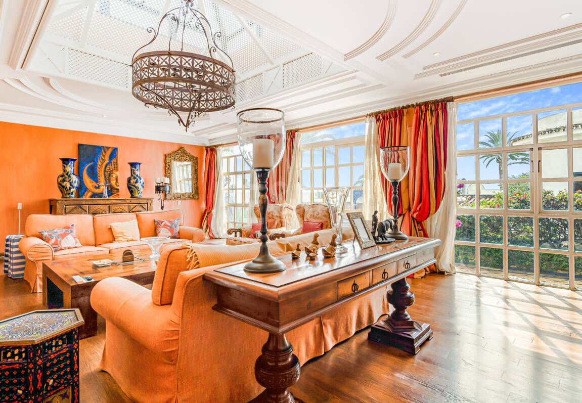 Atemberaubende Strandvilla in der besten Lage von Oasis Club