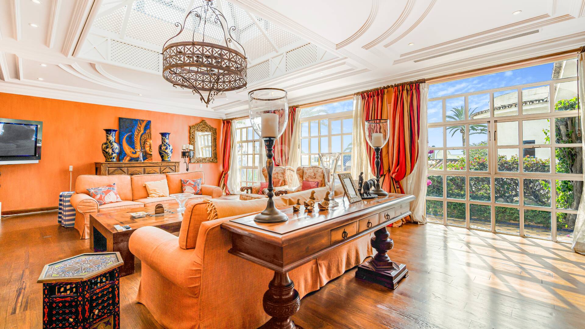 Atemberaubende Strandvilla in der besten Lage von Oasis Club