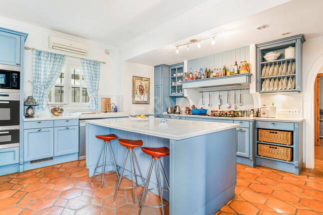 Atemberaubende Strandvilla in der besten Lage von Oasis Club