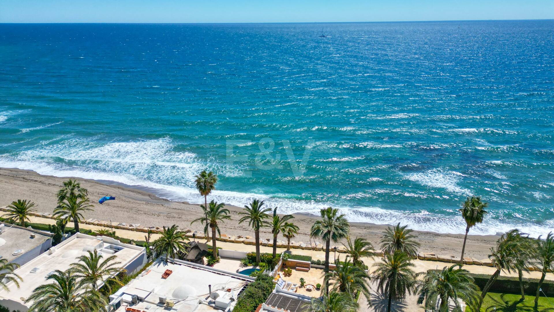 Impresionante Villa en primera línea de playa en la mejor ubicación de Oasis Club