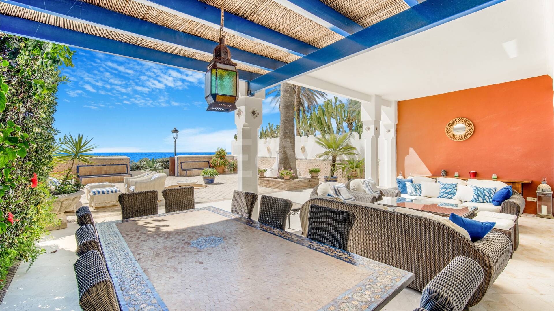 Atemberaubende Strandvilla in der besten Lage von Oasis Club