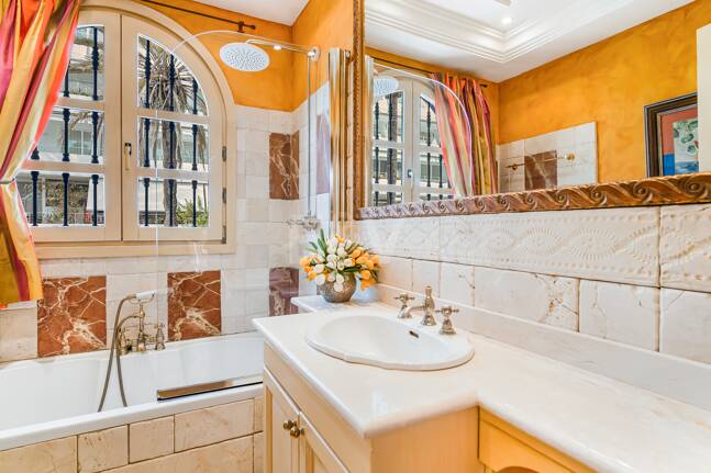 Atemberaubende Strandvilla in der besten Lage von Oasis Club