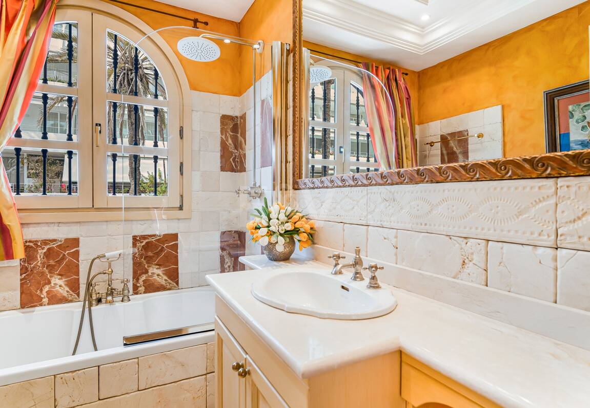 Atemberaubende Strandvilla in der besten Lage von Oasis Club