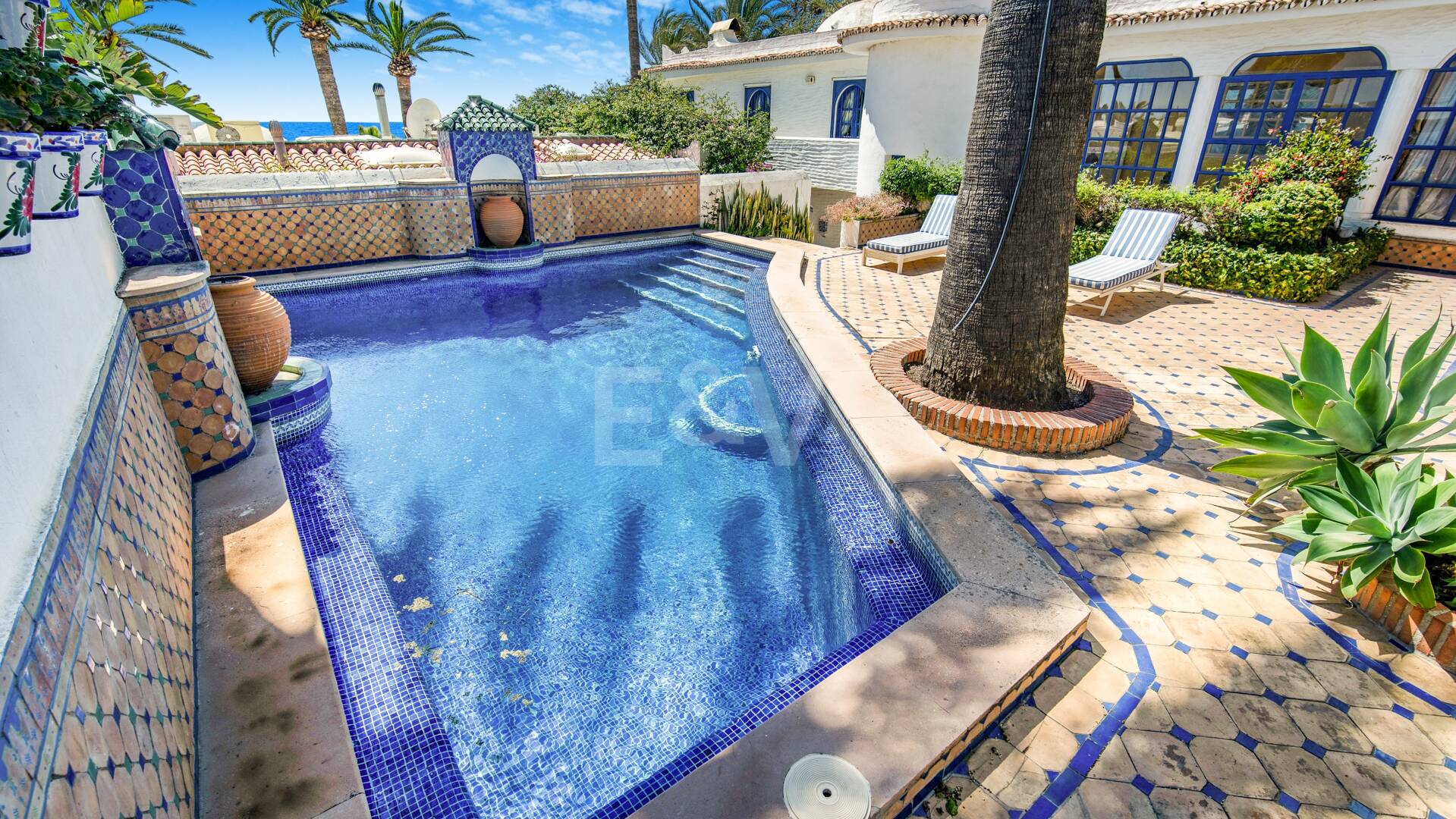 Impresionante Villa en primera línea de playa en la mejor ubicación de Oasis Club