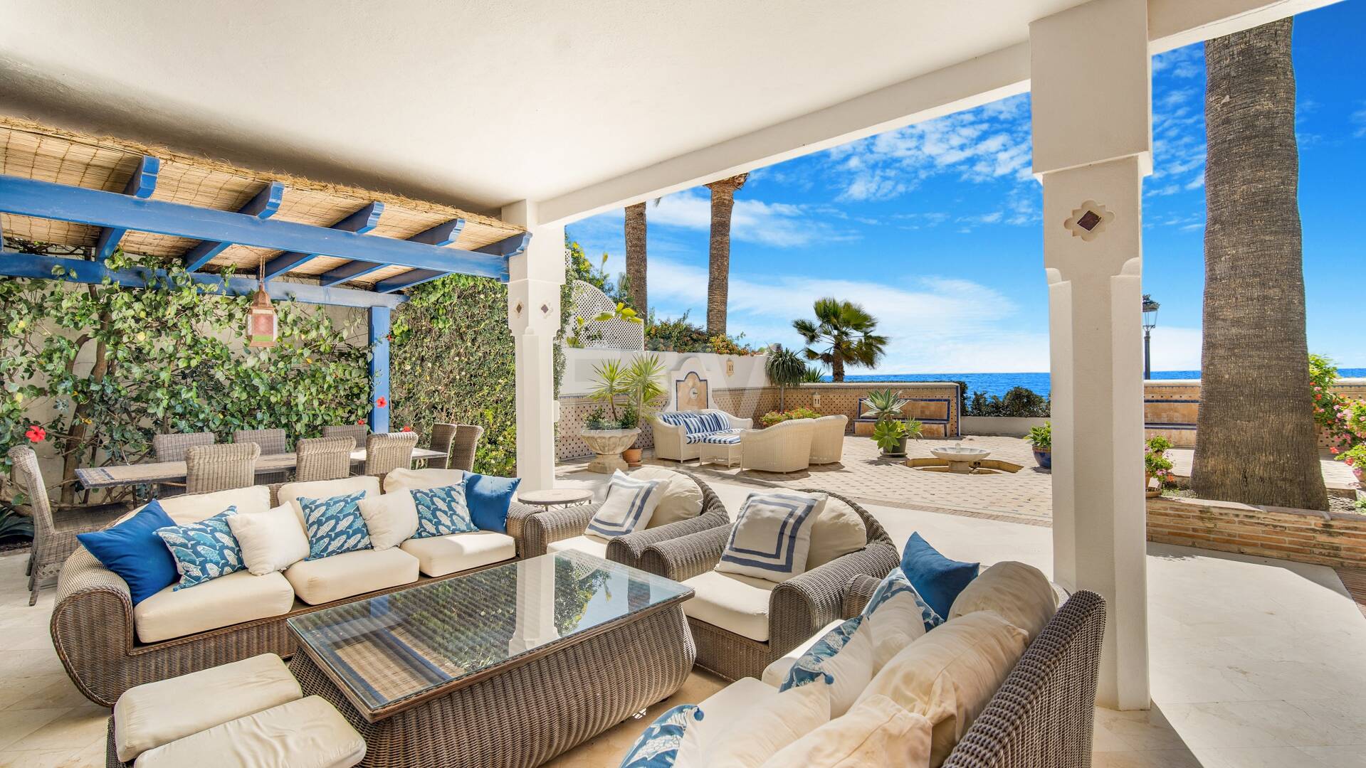 Impresionante Villa en primera línea de playa en la mejor ubicación de Oasis Club