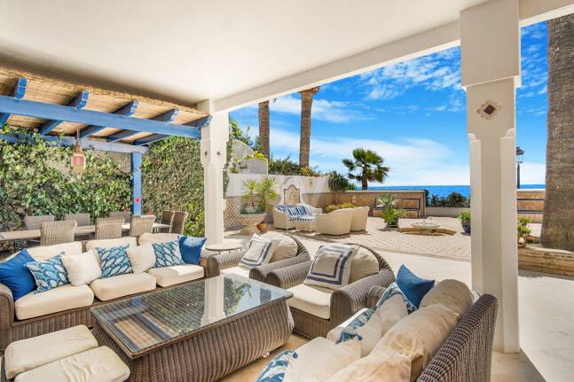 Atemberaubende Strandvilla in der besten Lage von Oasis Club