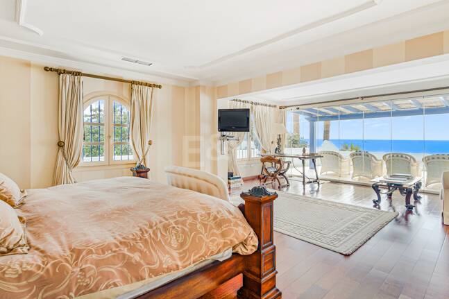 Atemberaubende Strandvilla in der besten Lage von Oasis Club