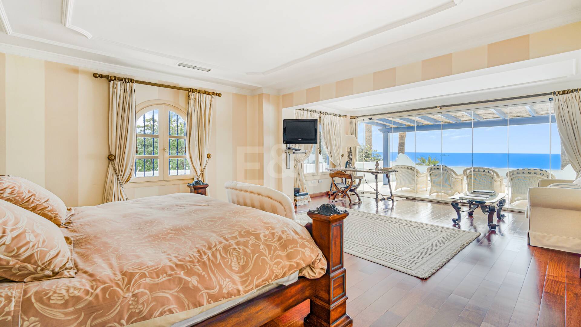 Impresionante Villa en primera línea de playa en la mejor ubicación de Oasis Club