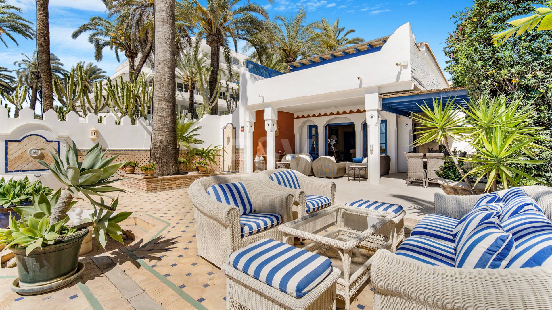 Impresionante Villa en primera línea de playa en la mejor ubicación de Oasis Club