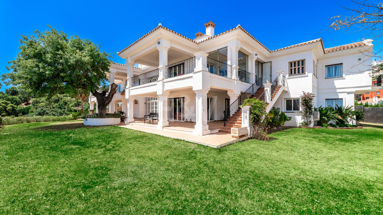 Elegante Villa con Vistas al Mar y Montaña en Marbella