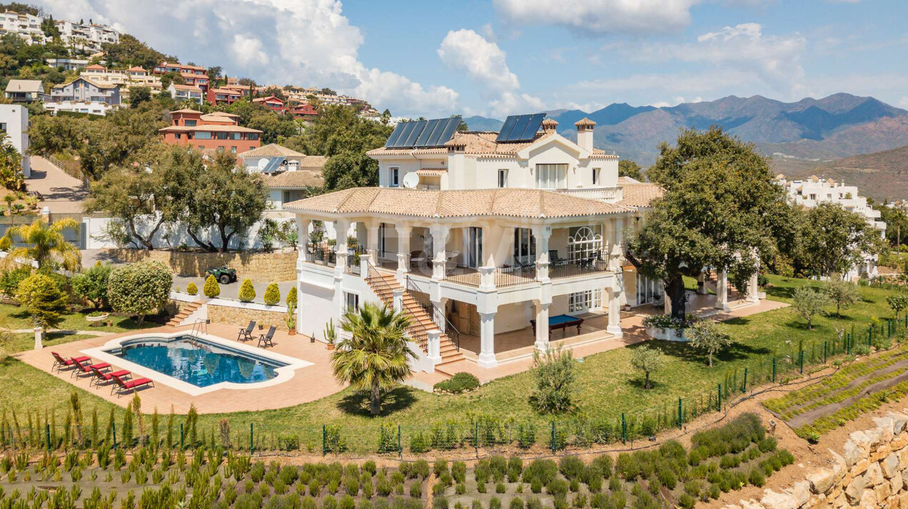 Elegant Villa in Elviria with Sea and Mountain Views