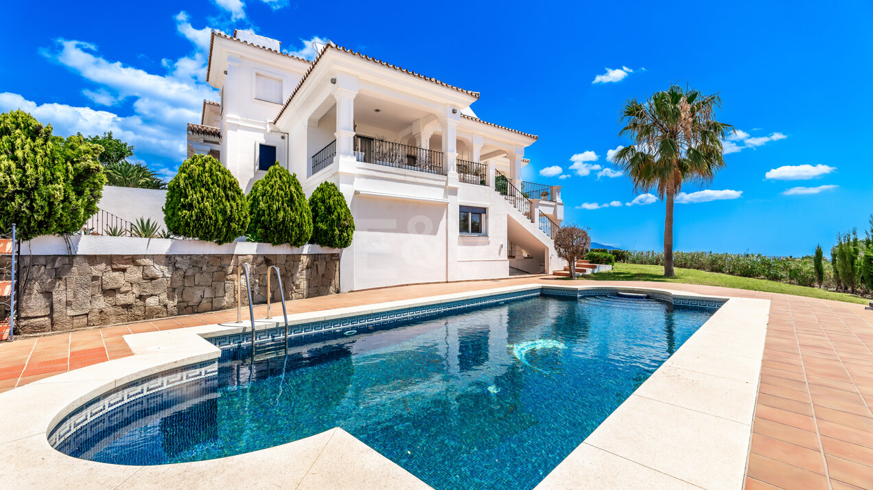 Elegante Villa con Vistas al Mar y Montaña en Marbella