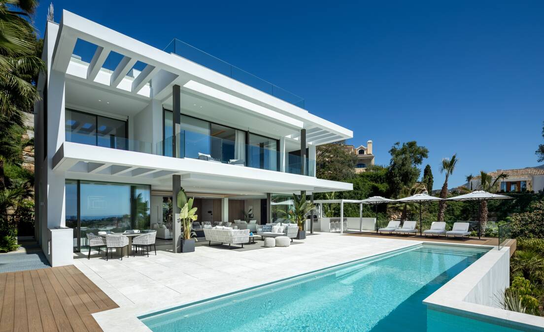 Contemporary Villa in La Quinta with Stunning Sea and Mountain Views