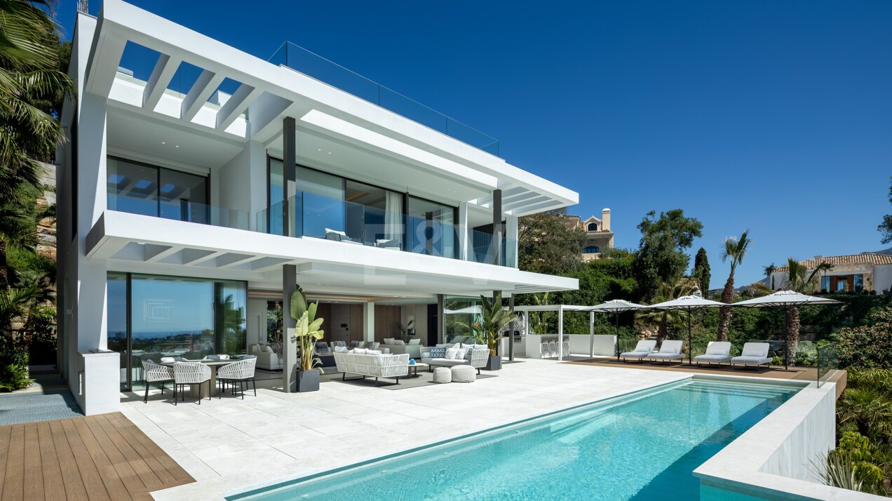 Zeitgenössische Villa in La Quinta mit atemberaubendem Blick auf das Meer und die Berge.