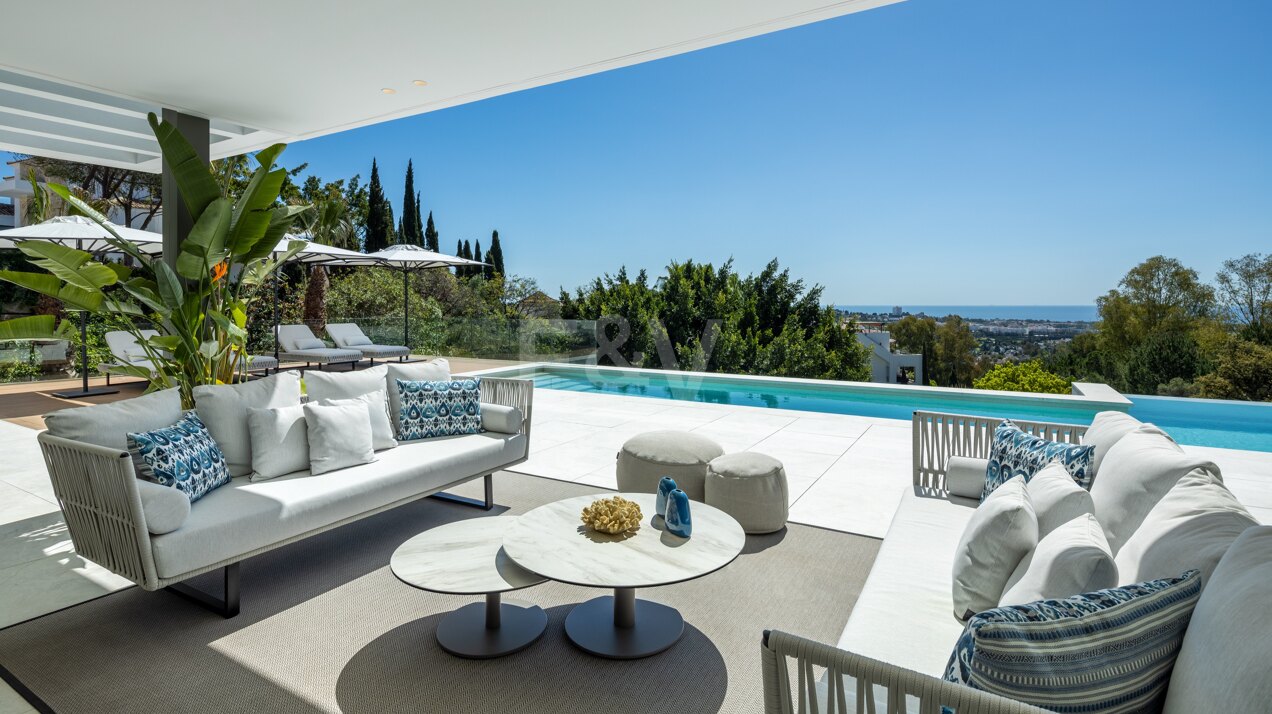 Zeitgenössische Villa in La Quinta mit atemberaubendem Blick auf das Meer und die Berge.