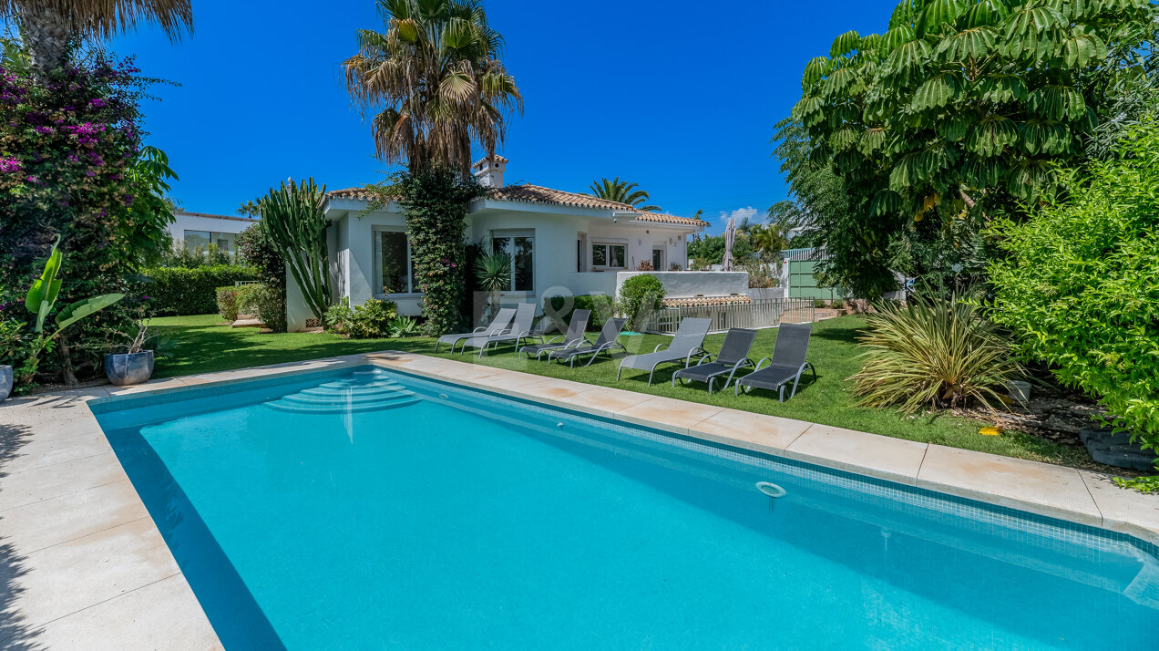 Magnificent villa for long term rentals at 400m from the beach in Marbesa.