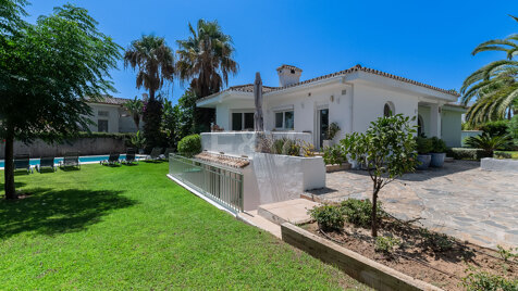 Magnificent villa for short term rentals at 400m from the beach in Marbesa.