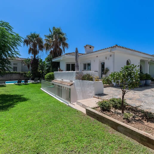 Magnifique villa à louer à 400m de la plage de Marbesa.