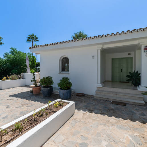 Magnifique villa à louer à 400m de la plage de Marbesa.