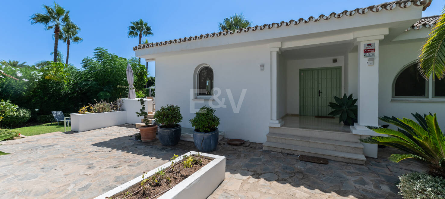 Magnifique villa à louer à 400m de la plage de Marbesa.