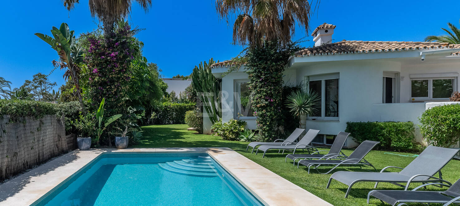 Magnifique villa à louer à 400m de la plage de Marbesa.