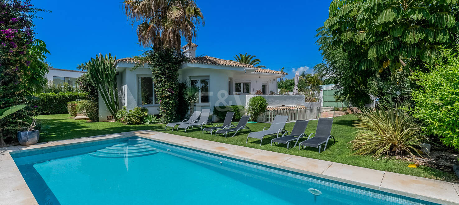 Magnifique villa à louer à 400m de la plage de Marbesa.