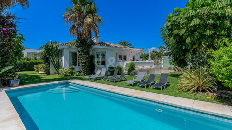 Magnificent villa for long term rentals at 400m from the beach in Marbesa.