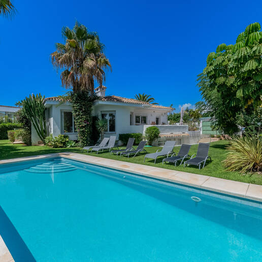 Magnifique villa à louer à 400m de la plage de Marbesa.