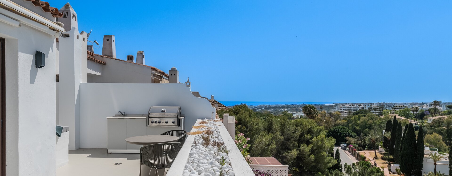 Moderno ático dúplex en Coto Real con vistas al mar