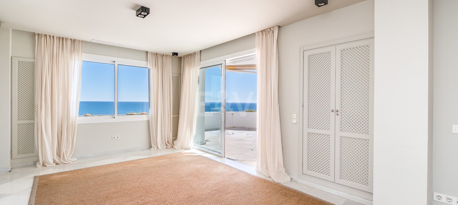 Spektakuläres Strand-Duplex mit Direktem Panoramablick auf das Meer in Guadalmina Baja.