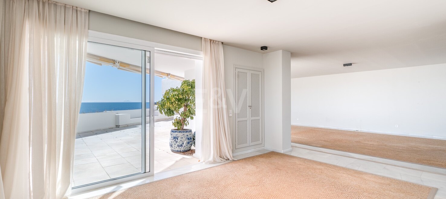 Spektakuläres Strand-Duplex mit Direktem Panoramablick auf das Meer in Guadalmina Baja.