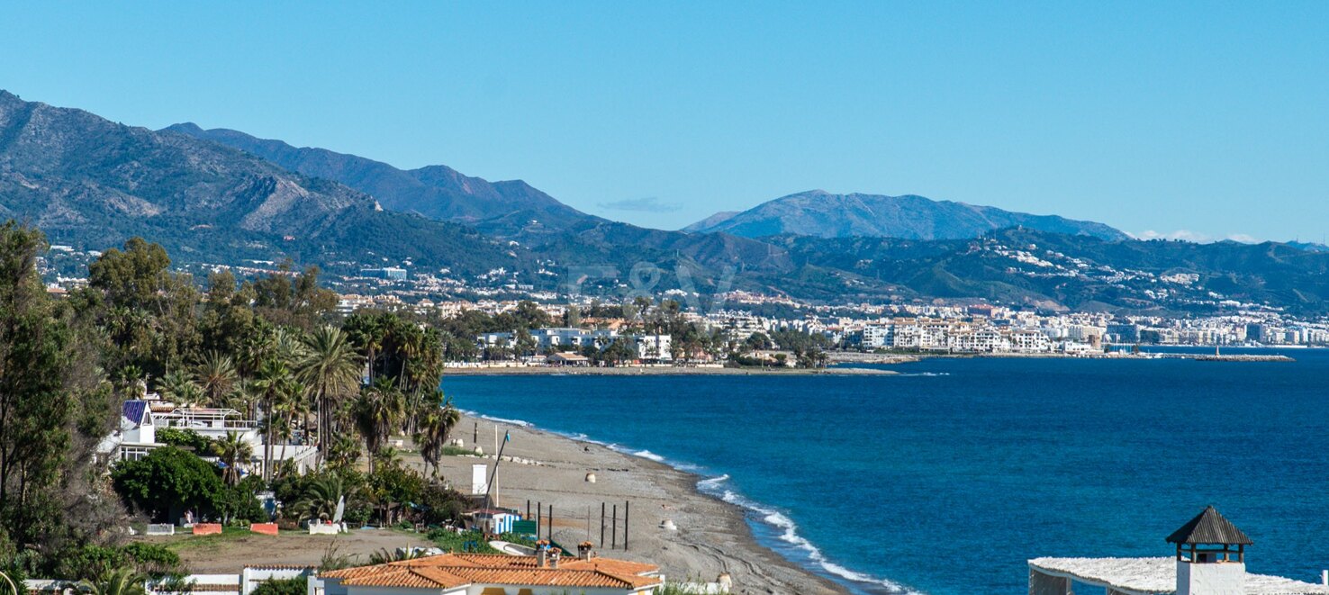 Spektakuläres Strand-Duplex mit Direktem Panoramablick auf das Meer in Guadalmina Baja.