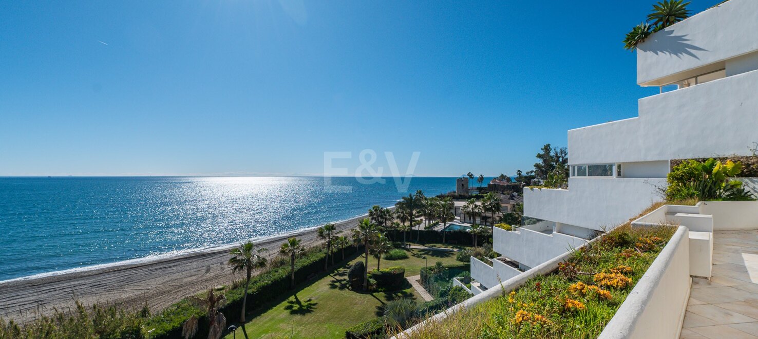 Spektakuläres Strand-Duplex mit Direktem Panoramablick auf das Meer in Guadalmina Baja.