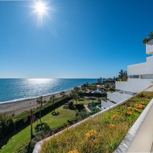 Spektakuläres Strand-Duplex mit Direktem Panoramablick auf das Meer in Guadalmina Baja.