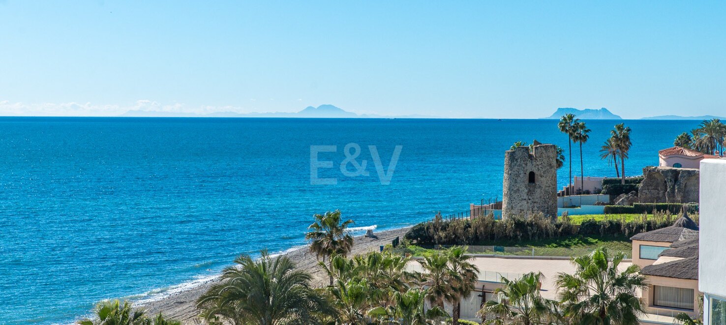 Spektakuläres Strand-Duplex mit Direktem Panoramablick auf das Meer in Guadalmina Baja.