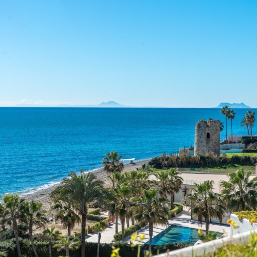 Spektakuläres Strand-Duplex mit Direktem Panoramablick auf das Meer in Guadalmina Baja.