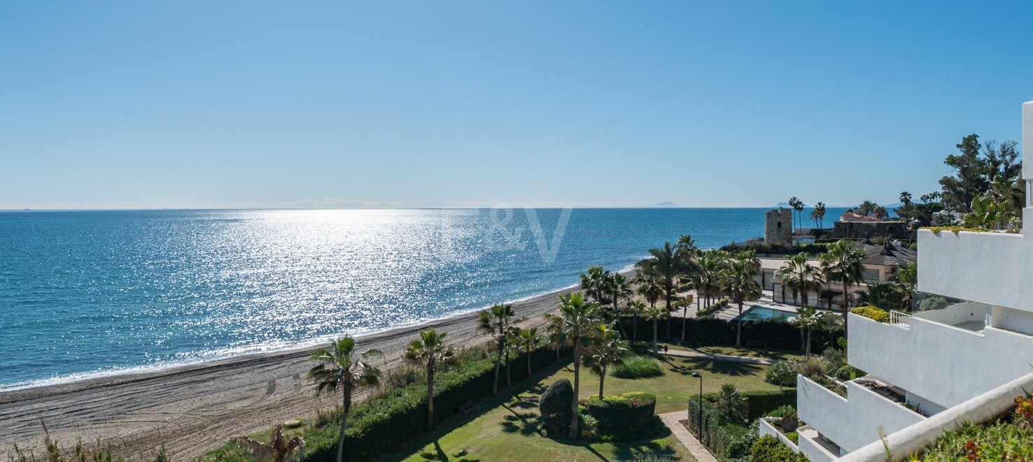 Spektakuläres Strand-Duplex mit Direktem Panoramablick auf das Meer in Guadalmina Baja.