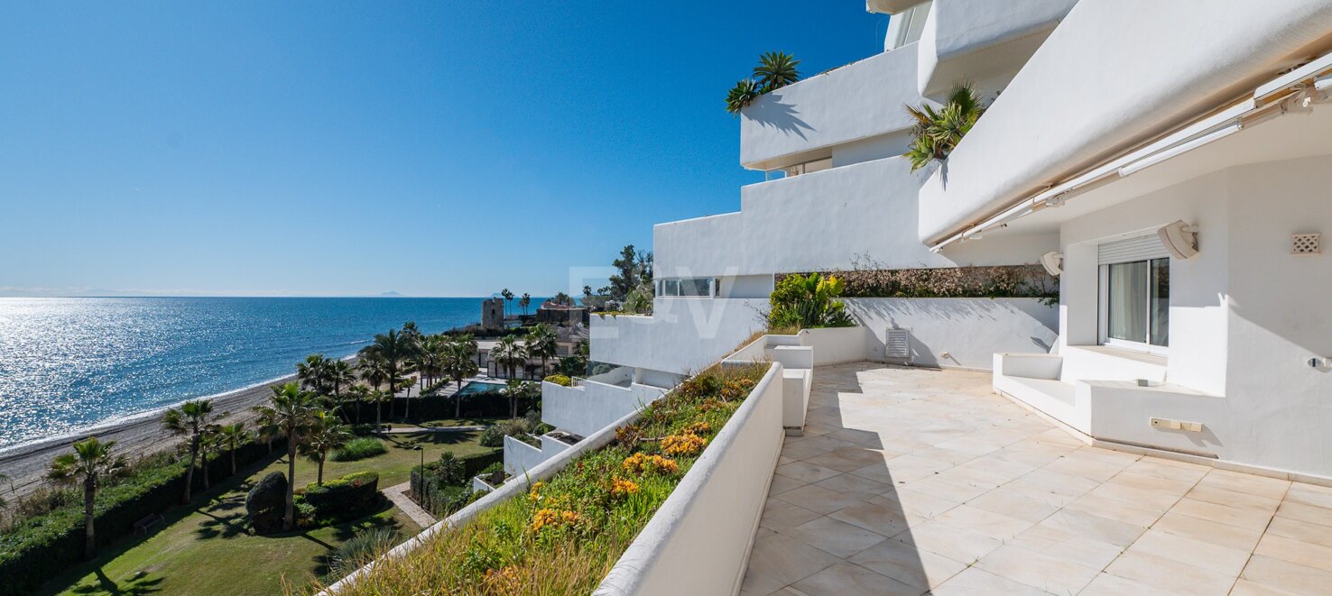 Spektakuläres Strand-Duplex mit Direktem Panoramablick auf das Meer in Guadalmina Baja.