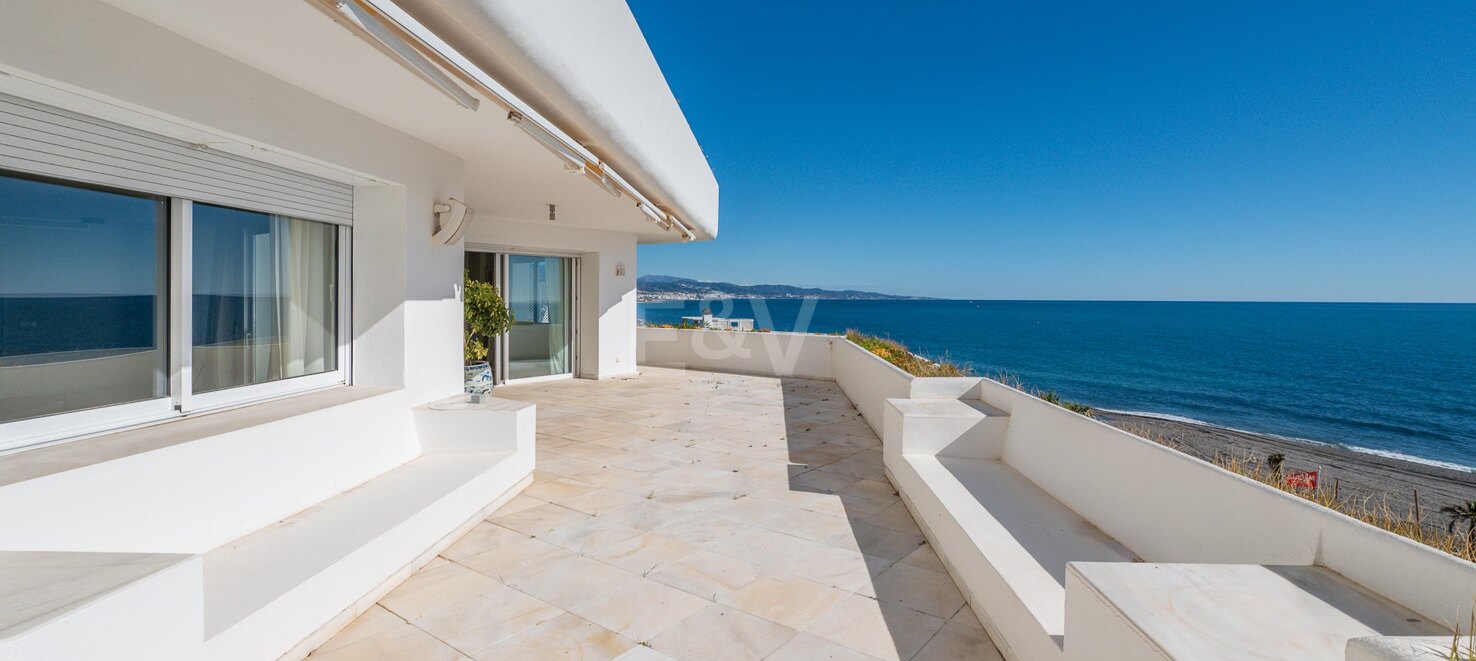 Spektakuläres Strand-Duplex mit Direktem Panoramablick auf das Meer in Guadalmina Baja.