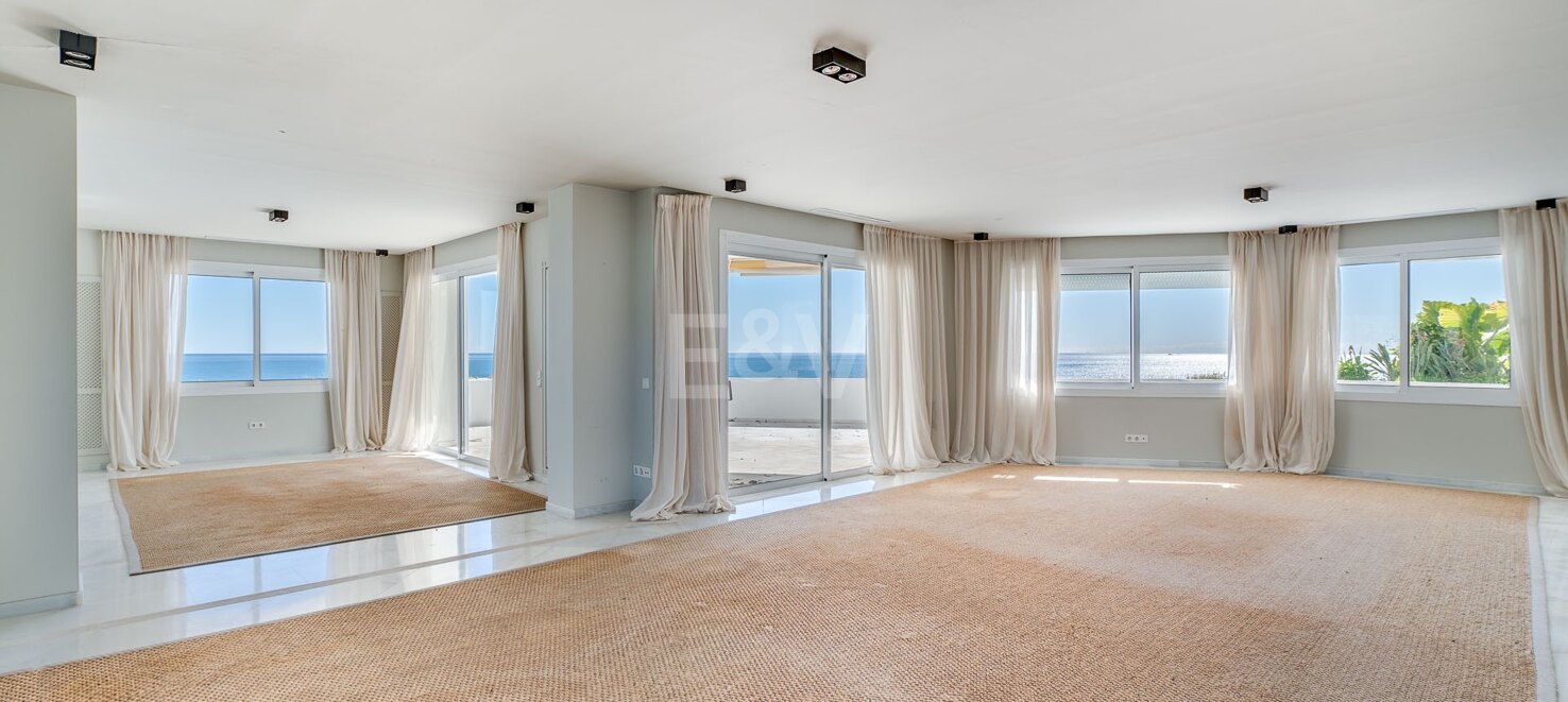 Spektakuläres Strand-Duplex mit Direktem Panoramablick auf das Meer in Guadalmina Baja.