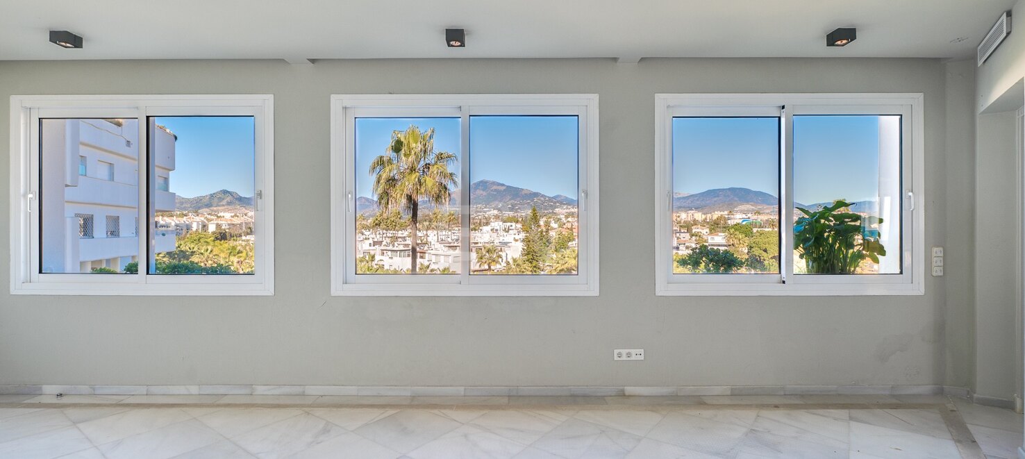 Spektakuläres Strand-Duplex mit Direktem Panoramablick auf das Meer in Guadalmina Baja.