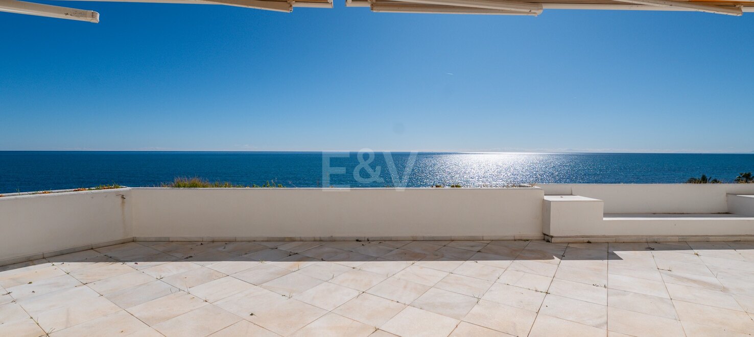 Spektakuläres Strand-Duplex mit Direktem Panoramablick auf das Meer in Guadalmina Baja.