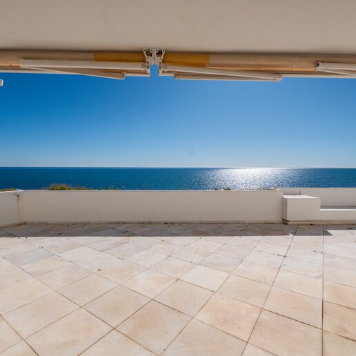 Spektakuläres Strand-Duplex mit Direktem Panoramablick auf das Meer in Guadalmina Baja.