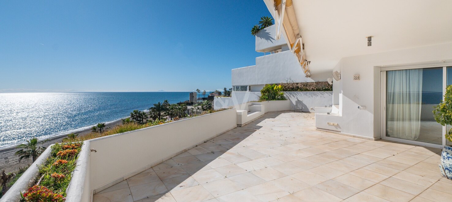 Spektakuläres Strand-Duplex mit Direktem Panoramablick auf das Meer in Guadalmina Baja.