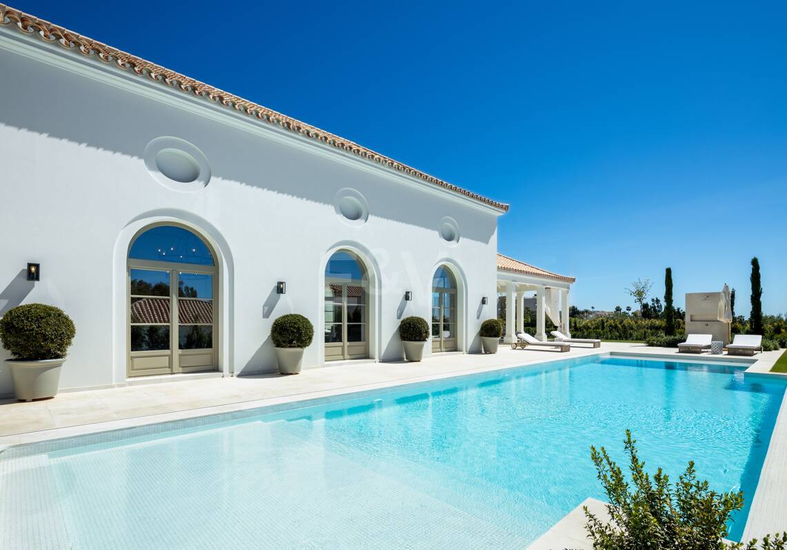Außergewöhnliche Villa im französischen Provinzstil in erstklassiger Lage