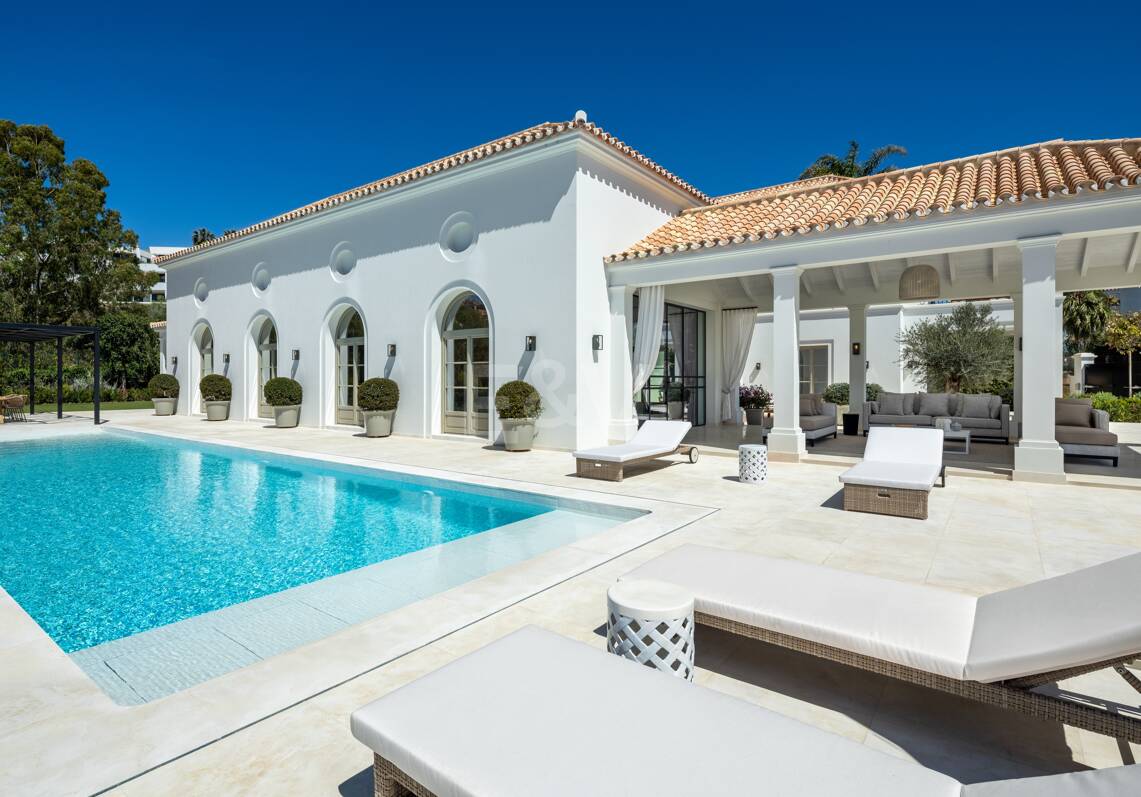 Außergewöhnliche Villa im französischen Provinzstil in erstklassiger Lage