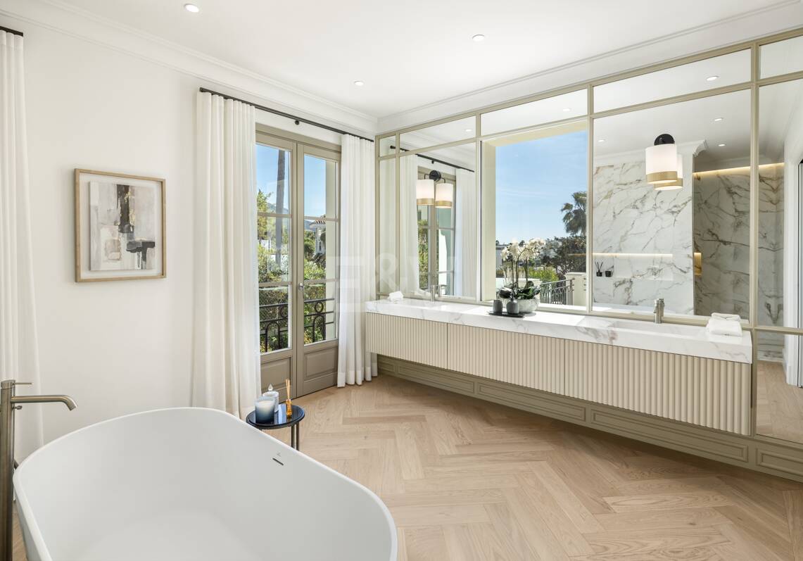 Außergewöhnliche Villa im französischen Provinzstil in erstklassiger Lage