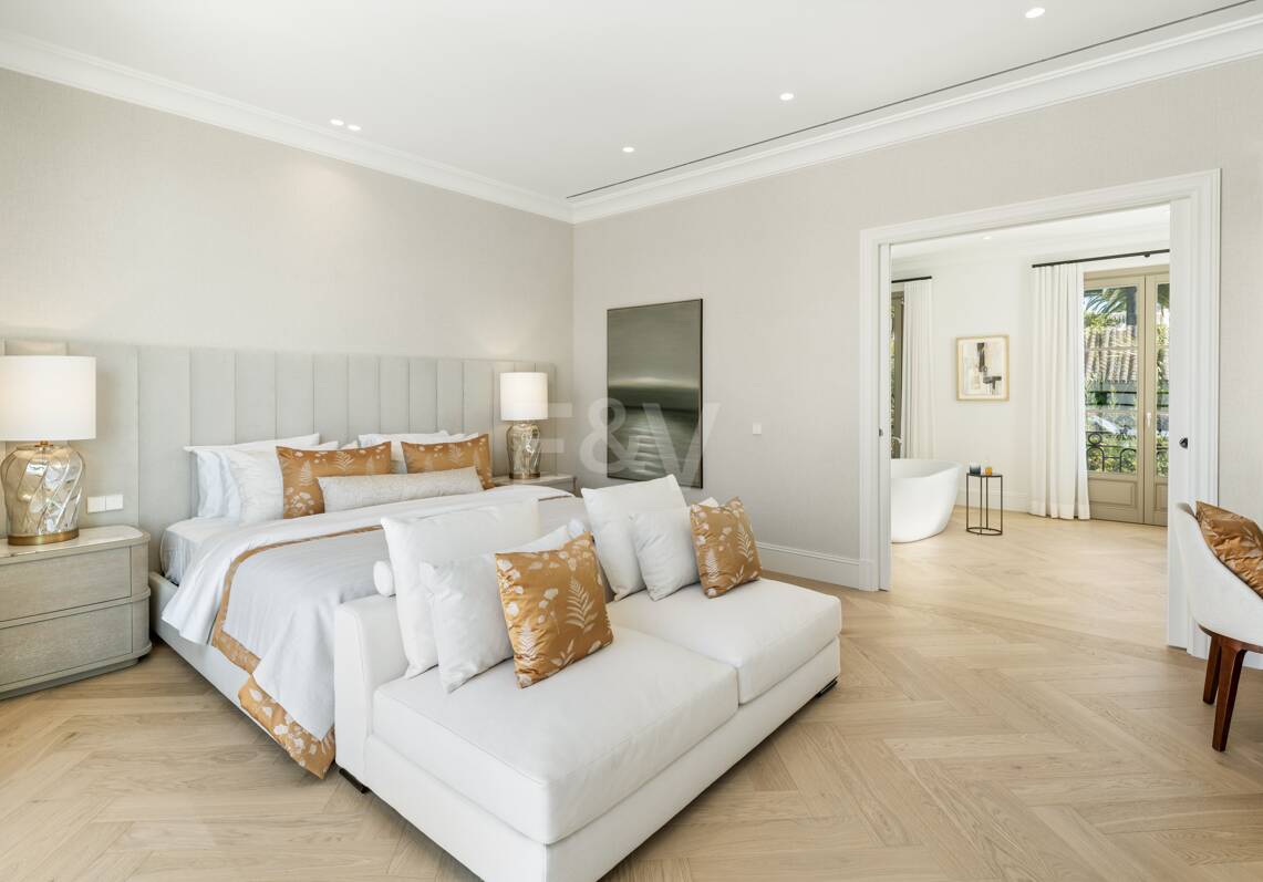 Außergewöhnliche Villa im französischen Provinzstil in erstklassiger Lage