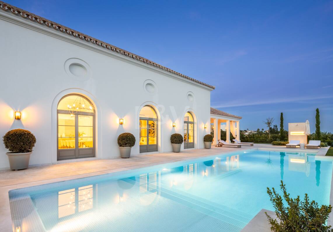 Außergewöhnliche Villa im französischen Provinzstil in erstklassiger Lage